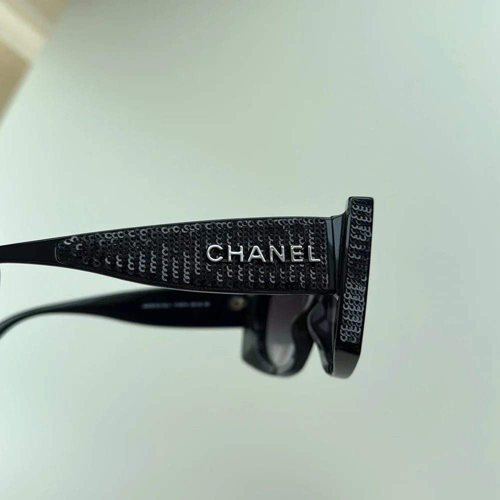 CHANEL Elegant Black Sunglasses